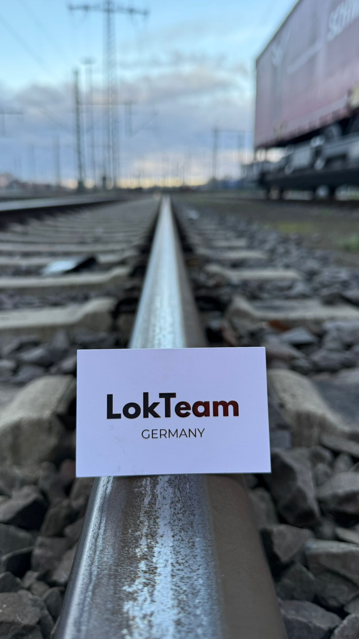 Lokteam Germany Visitenkarte auf Bahnschiene